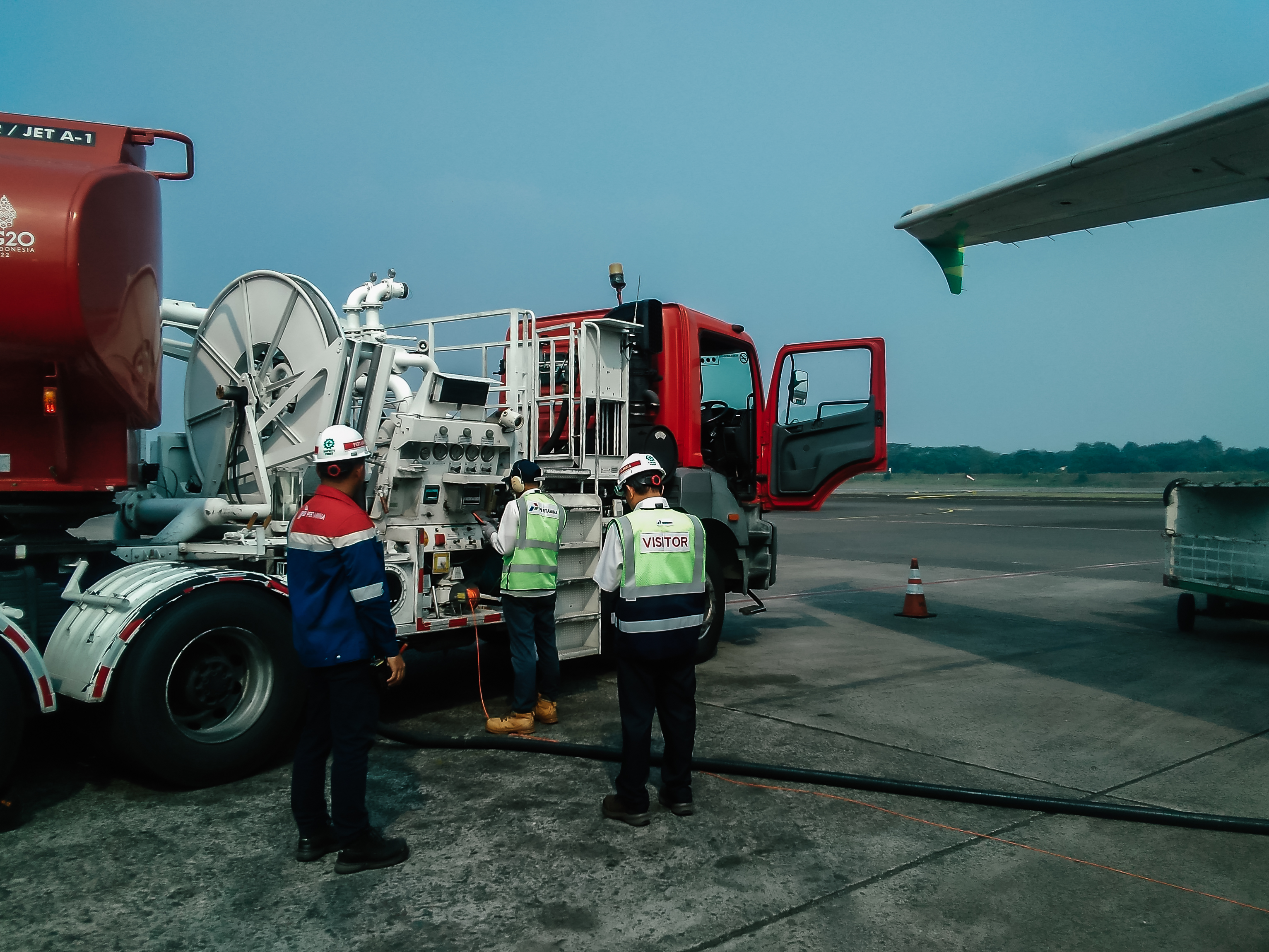 Petugas sedang melakukan pemeriksaan kualitas